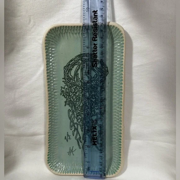 Studio pottery trinket tray. Green glaze with hand painted Jellyfish design. - Picture 11 of 14